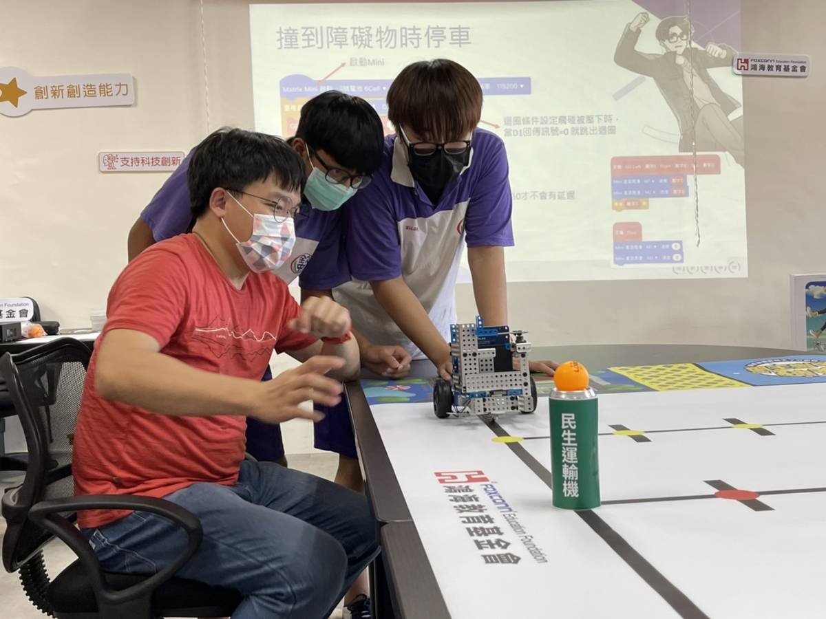 欽賢國中與鴻海文教基金會防疫自走機器人挑戰賽進行賽前練習