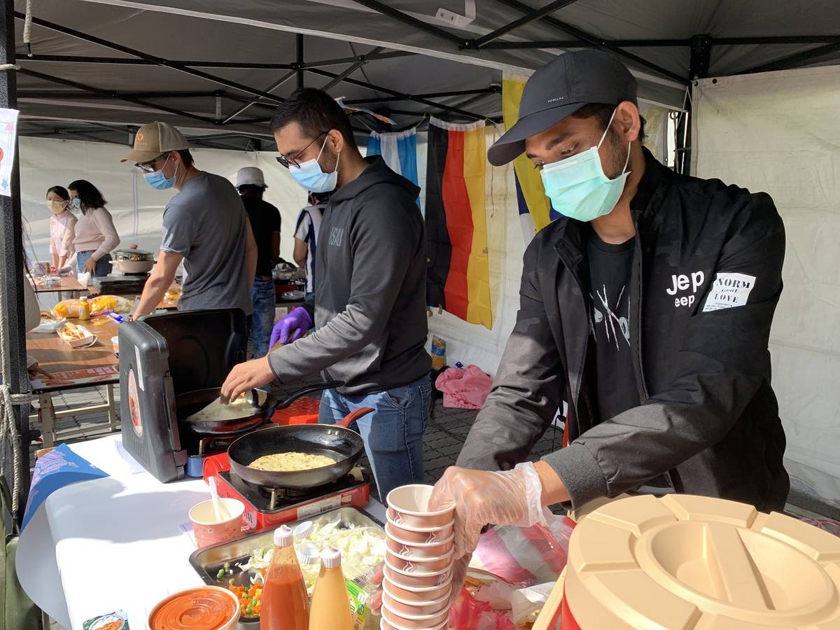 元智大學國際美食節，國際生擺攤賣該國美食(元智大學提供)
