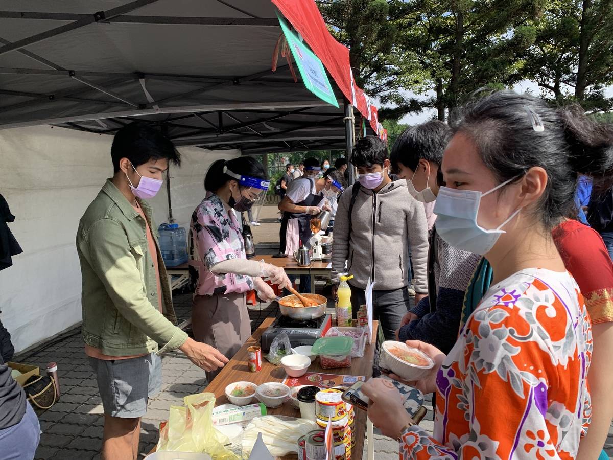 元智大學國際美食節，國際生擺攤賣該國美食(元智大學提供)