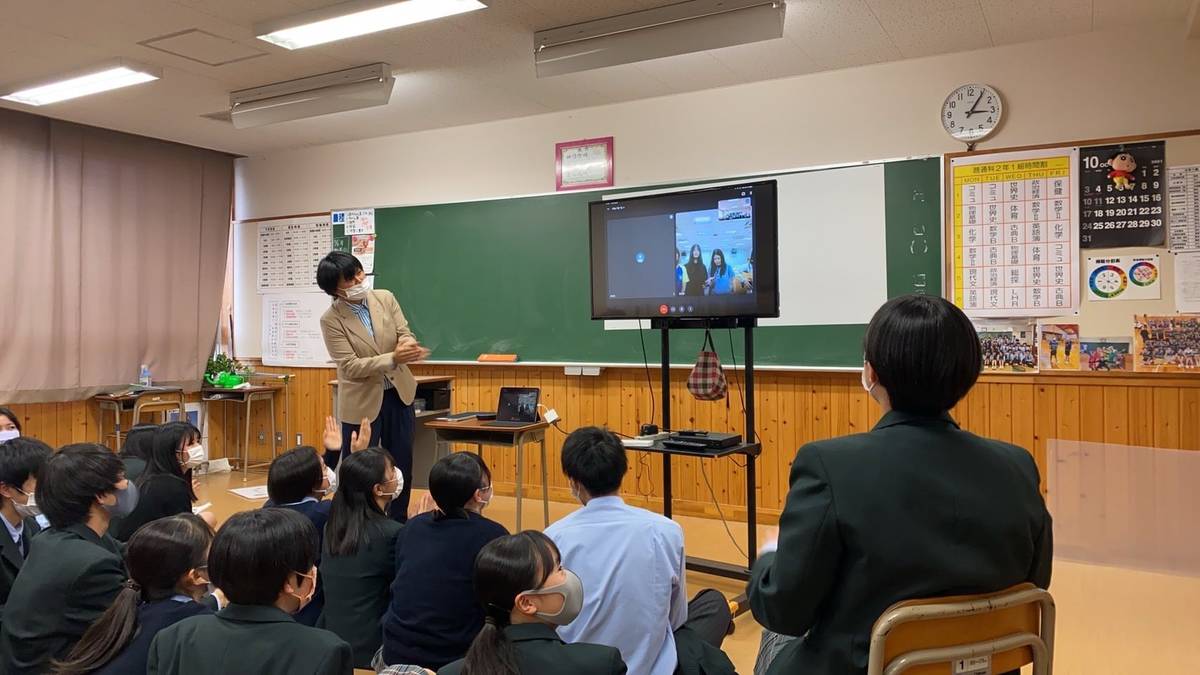 日本岩手縣姊妹校同學觀看大理高中同學的在地文化分享