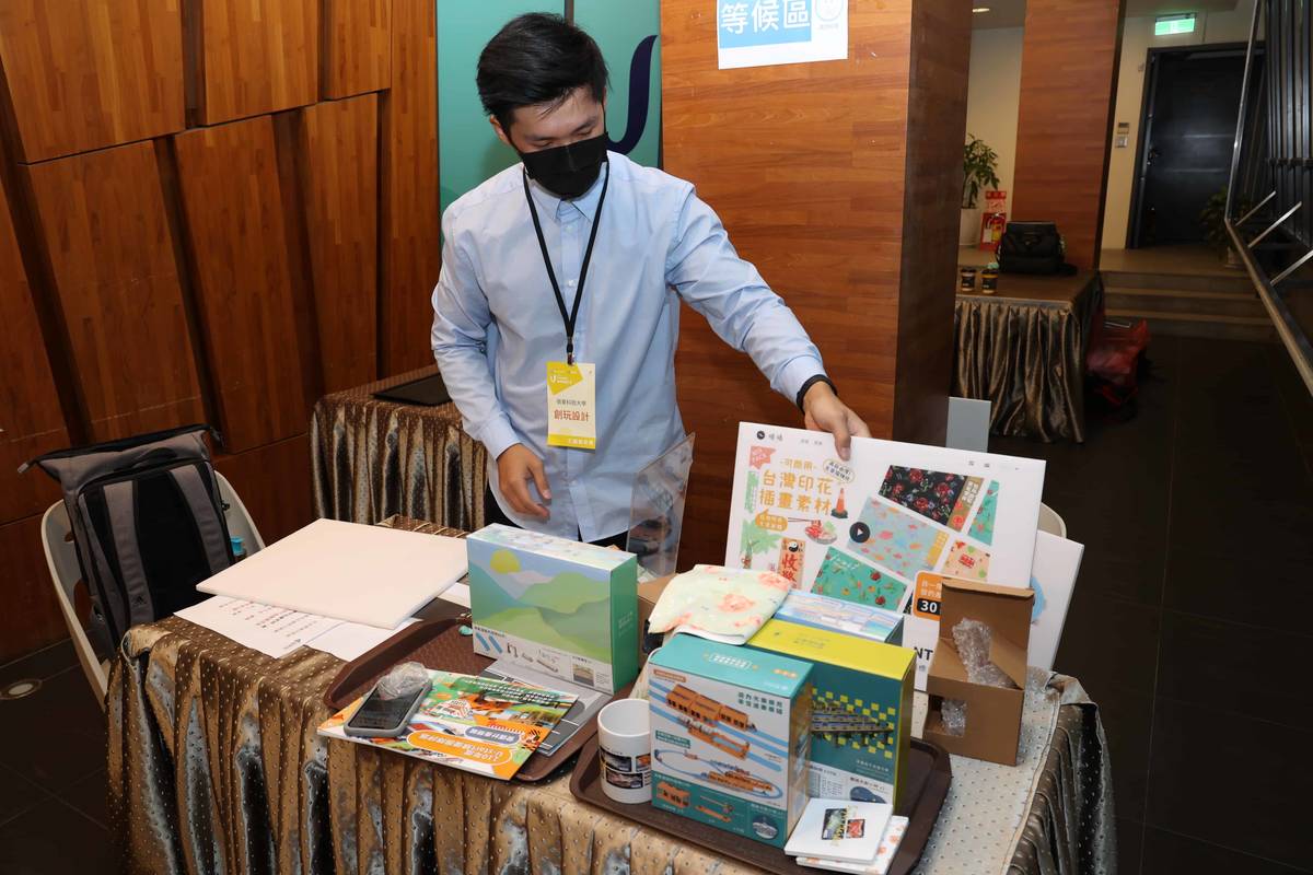 嶺東科技大學「創玩設計實業有限公司」以高自由組合與多樣獨家巧思設計「迴力小火車通用軌道」，期成為臺灣跨足國際的玩具火車領先品牌