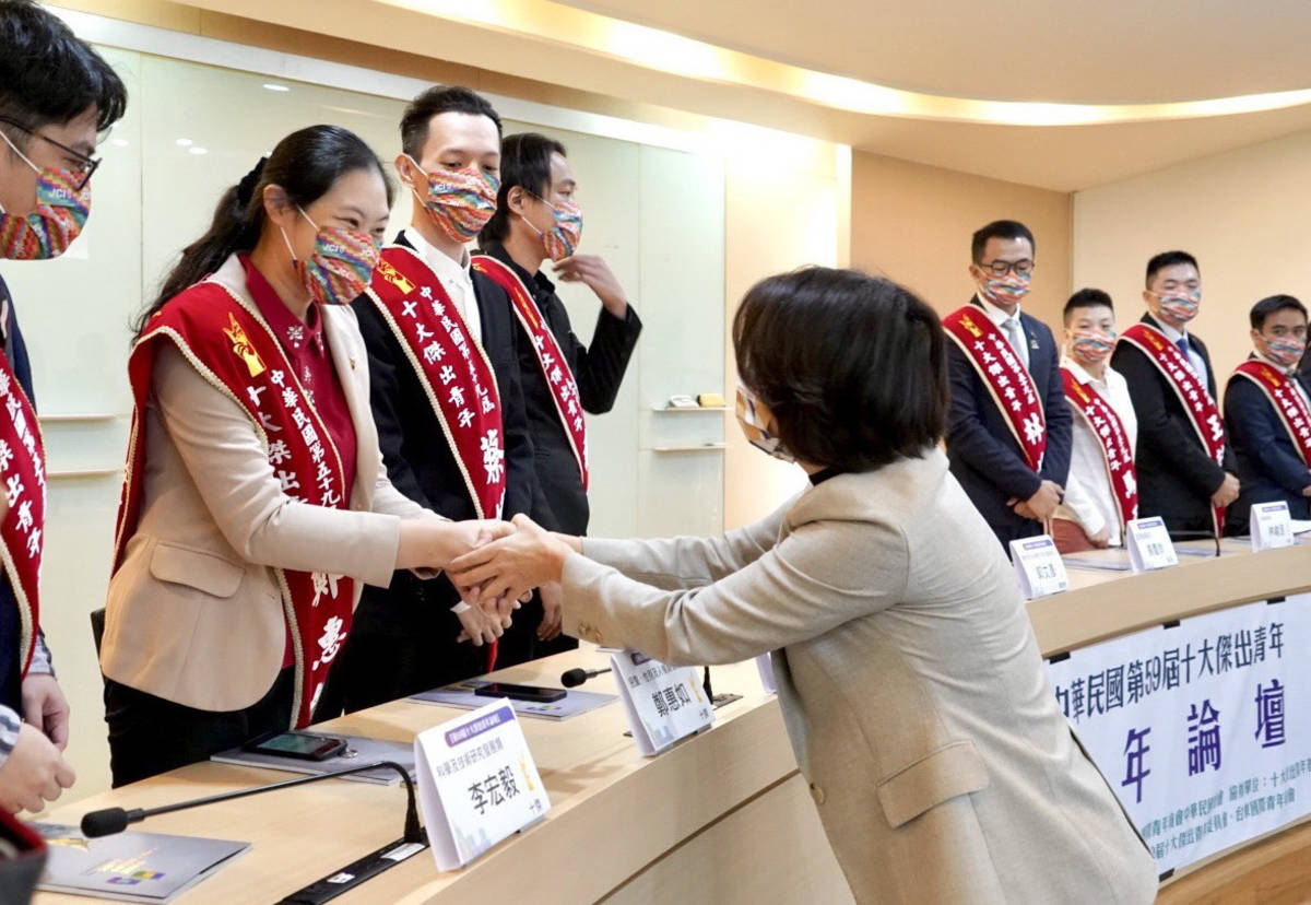 饒慶鈴縣長一一向十傑握手，圖中握手的是兒童性別及人權關懷類的臺東媳婦鄭惠如。