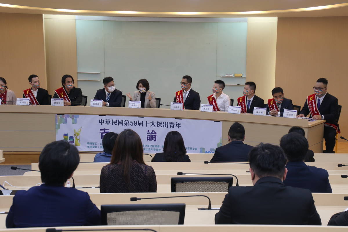 臺東青年論壇在藝文中心會議室舉辦，由十傑當選人深入討論與分享，並且進行意見交換。