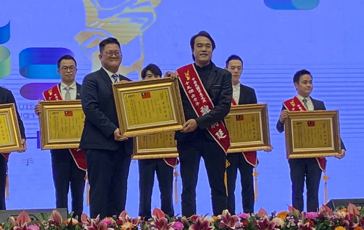 臺東青農魏瑞廷，獲農漁環保類傑出青年。