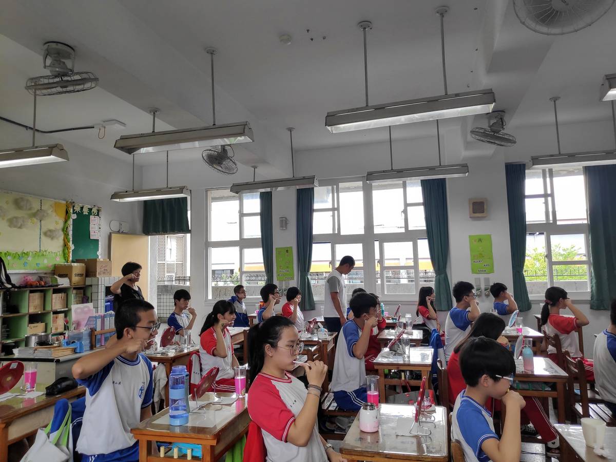 口腔保健優等-二重國中-學生及導師於餐後潔牙