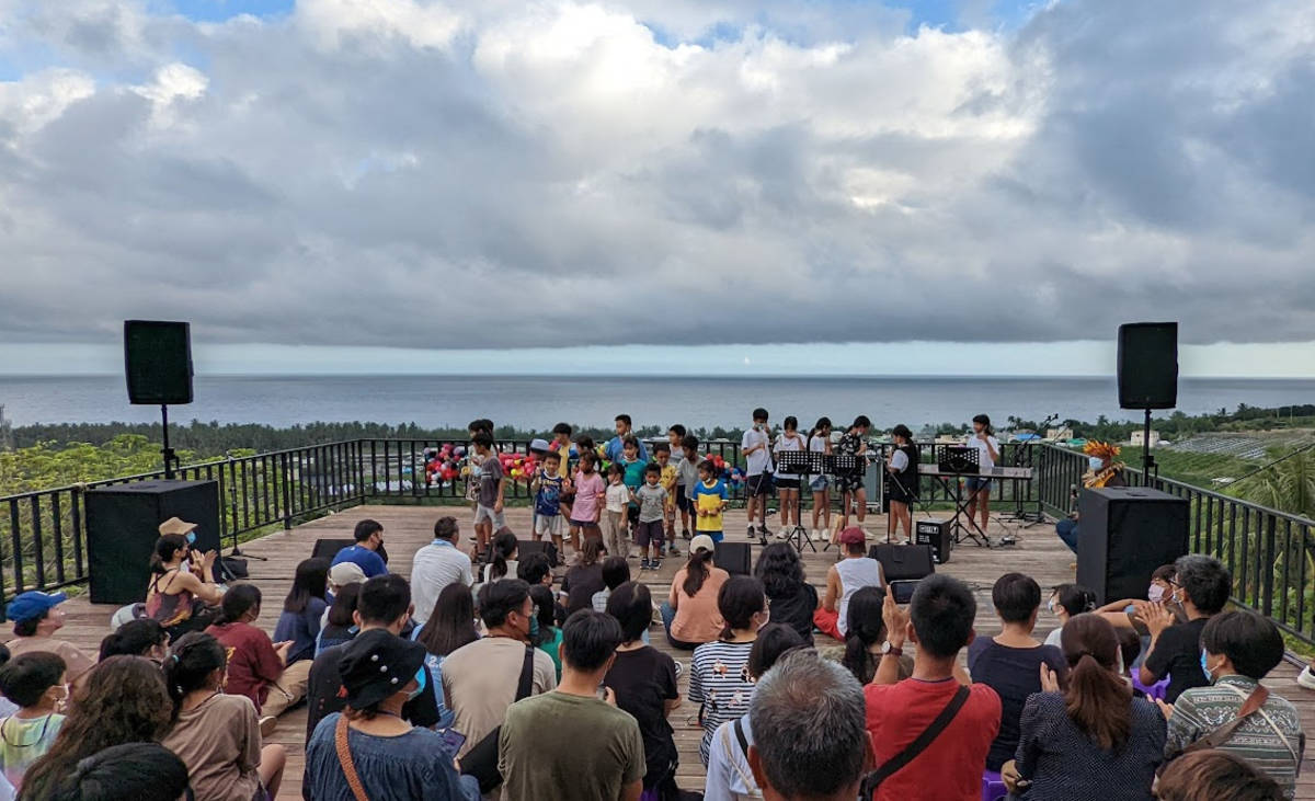 山谷小溪老屋音樂會在無敵海景前開唱，吸引許多民眾前往欣賞。