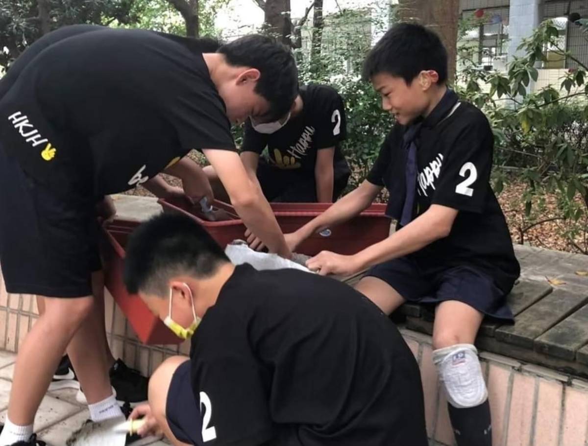 （右一）漢口國中學生施言道與同學互動良好（圖片來源：臺中市教育局）