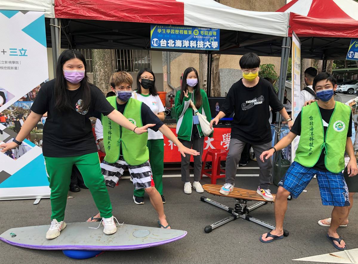臺北海洋科技大學進行路上衝浪板體驗