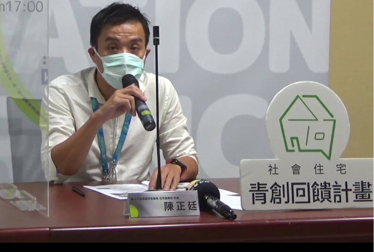 臺北市都發局住宅服務科陳正廷科長說明南港區小彎社宅辦理「青年創新回饋計畫」徵件辦法