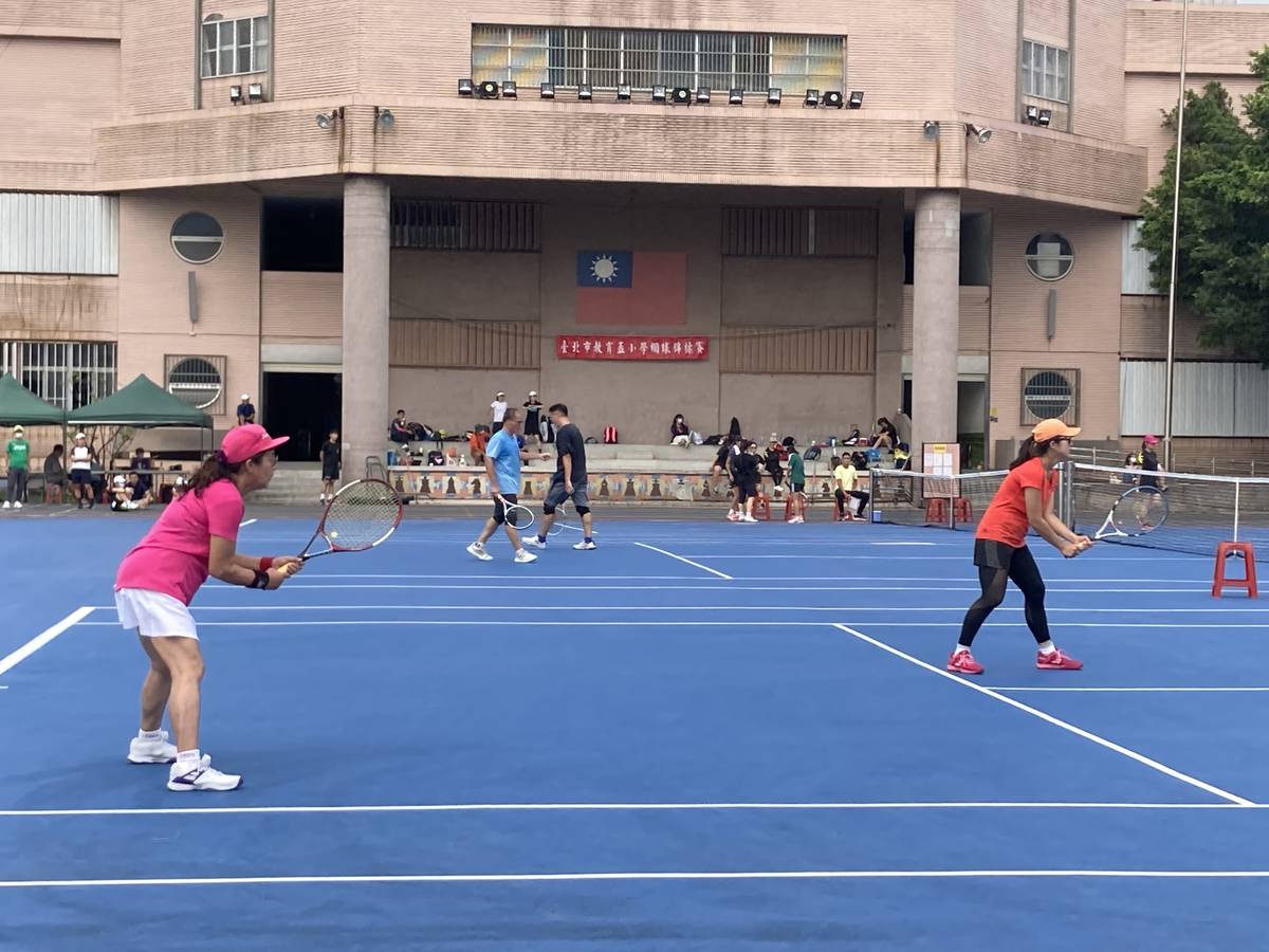 小學網球錦標賽教師組也全力奮戰
