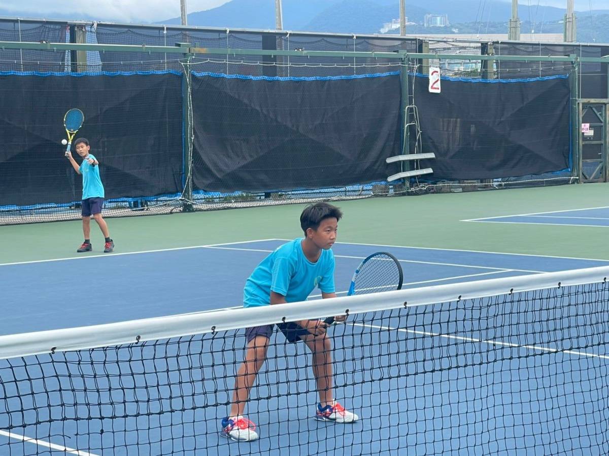 臺北市110學年度教育盃小學網球錦標賽戰況激烈