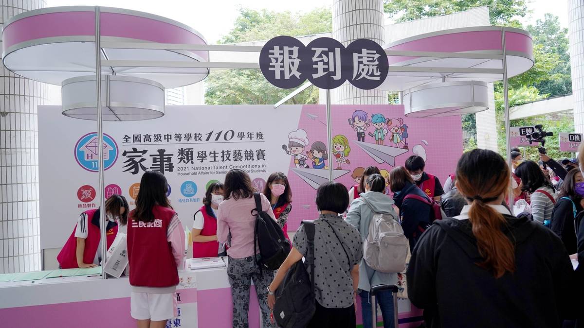 各參賽學校陸續辦理報到手續