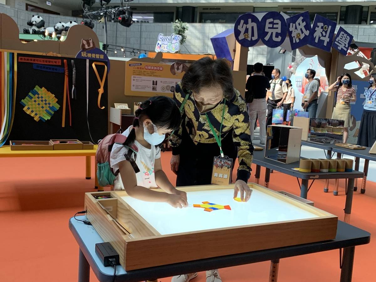 臺灣科學節幼兒紙科學展 信誼董事長(右)親臨陪伴兒童