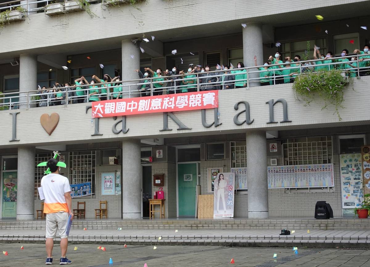 大觀國中辦理紙飛機投擲競賽，近2百位學生一同尬科學，體驗壓力「白努力定律」