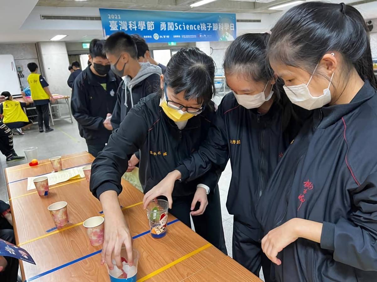 桃子腳國中小今年首度邀請科教館到校進行科學攤位關主培訓，響應今年臺灣科學節主題「科學服務社會」，學校辦理校內科學博覽會