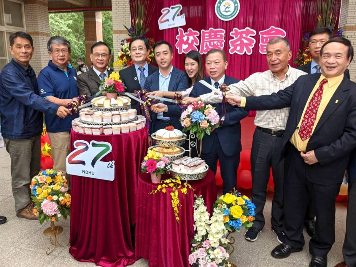 校長與來賓切蛋糕為學校慶生