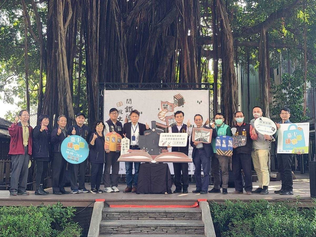 臺中市文化局副局長曾能汀與多位貴賓為展覽揭幕（圖片來源：臺中市文化局）