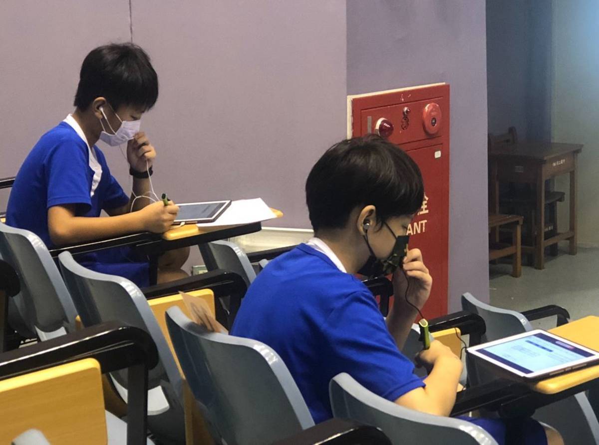 同學們在數學科考試要用IPAD、耳麥錄下解題過程和想法