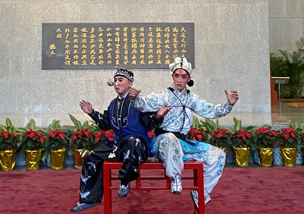 國光劇團於國館大廳演出《三岔口》，以劇中暗夜迎光對打形象來紀念國父建國的革命精神