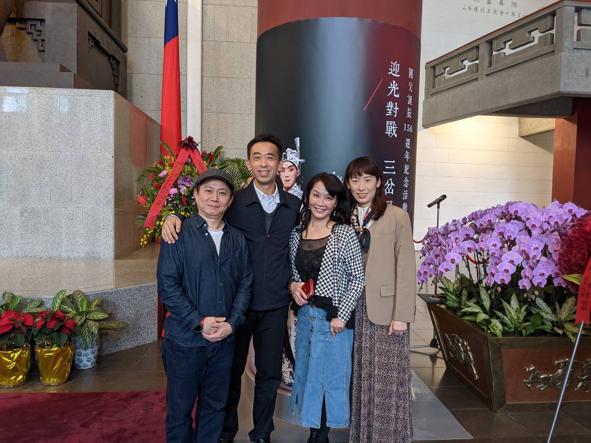 國館王蘭生館長(左二)與國光劇團張育華團長(右二)、李佳麒導演(左一)合影