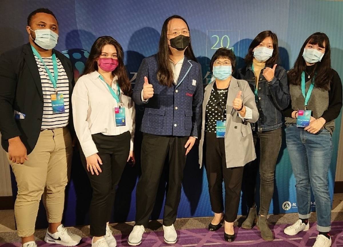 青年署署長陳雪玉(右3)為各國青年加油打氣，行政院數位政務委員唐鳳(左3)也向與會青年分享臺灣政府如何運用迅速(Fast）、公平（Fair）及幽默（Fun）三項原則對抗疫情 (圖 / 教育部提供)