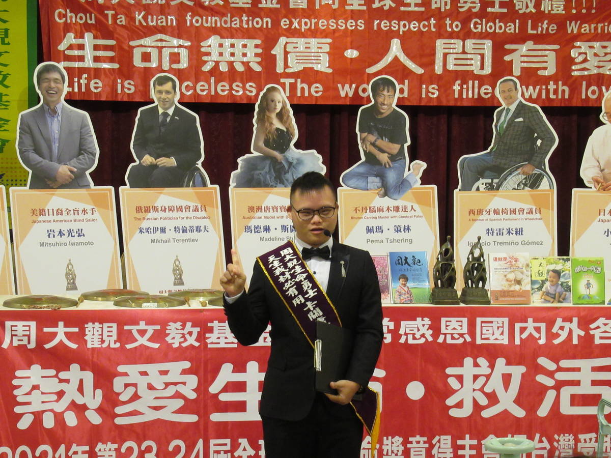 2021全球熱愛生命獎章得主之一的紀芃逢在記者會現場分享他的生命故事，他以座右銘「努力努力再努力，堅持堅持再堅持」勉勵與會貴賓。
