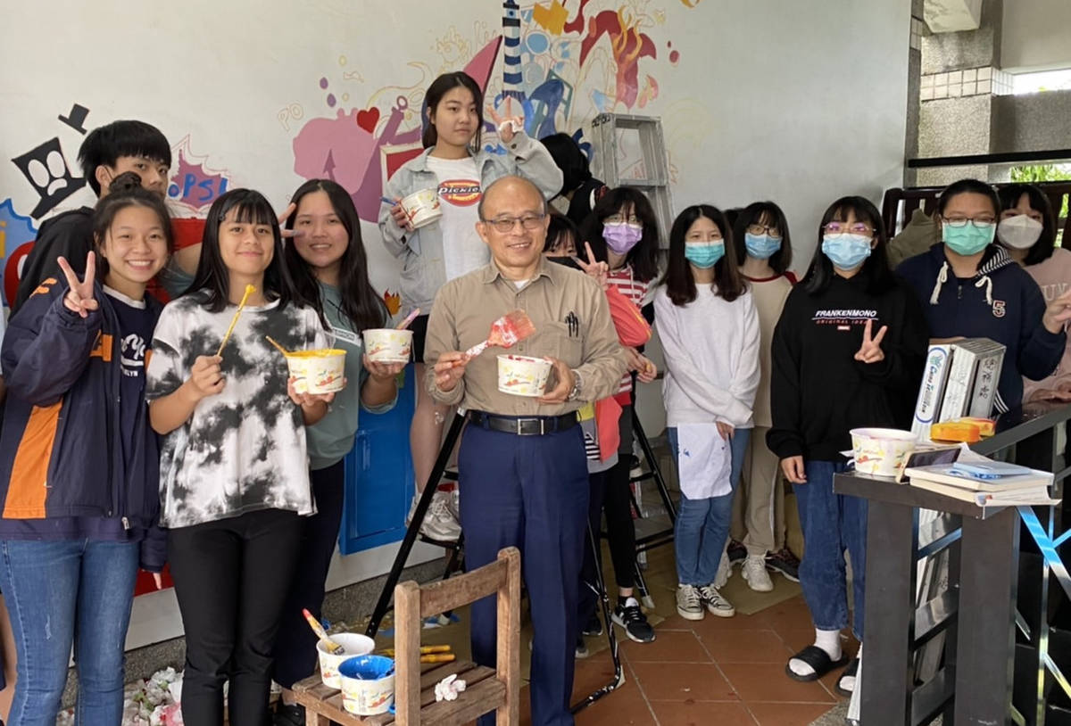 臺東高商師生前往長濱國中舉辦彩繪校園美感教育營隊，曹校長特地前往探視師生，並和大家合影。