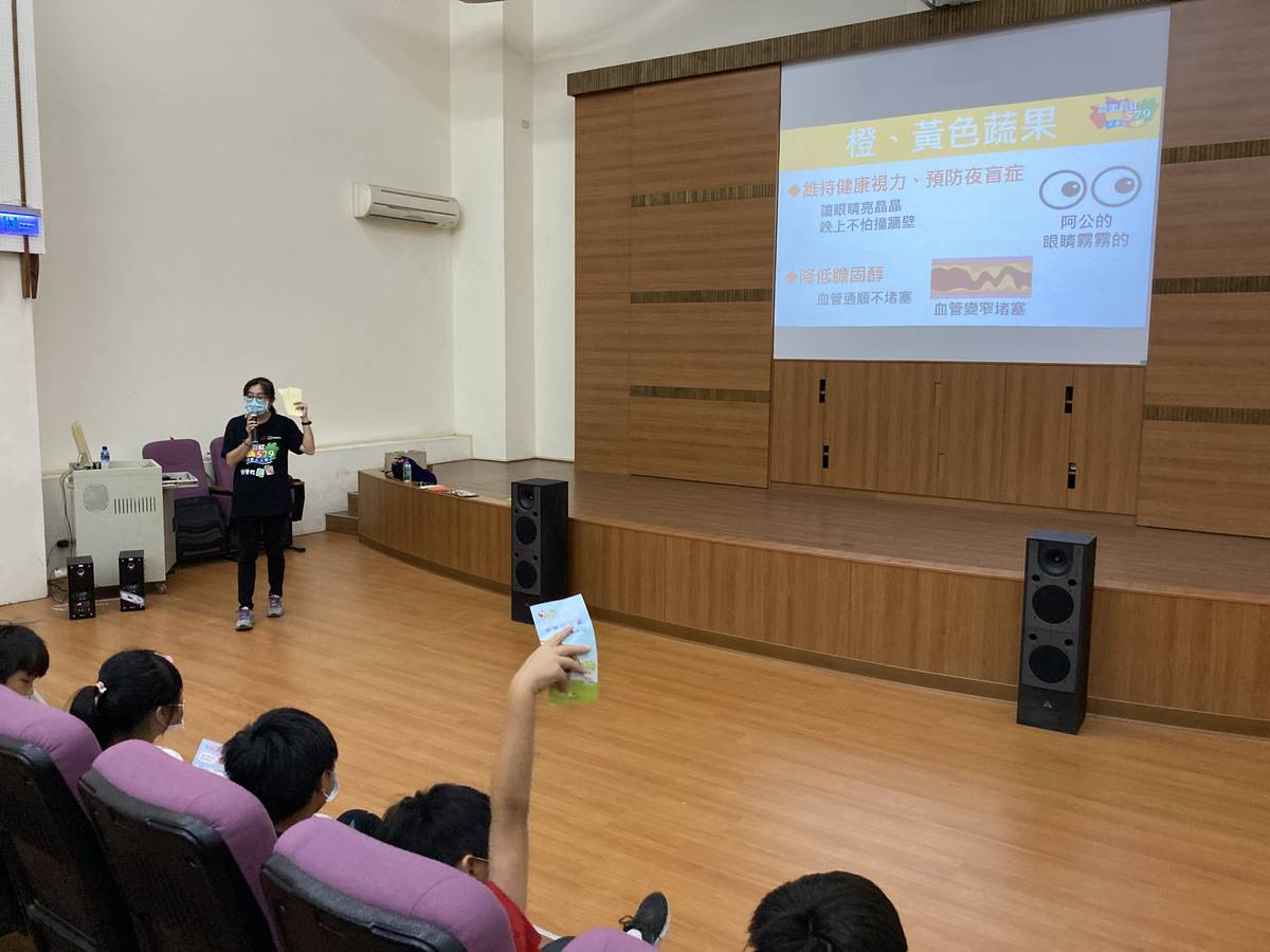 視力保健-109學年度優等-臺南市日新國小-護眼蔬果宣導講座

臺南市南區日新國民小學在「109學年度視力保健績優學校遴選」當中榮獲全國優等。
學校以創新、美感、活力、永續、感恩、卓越為願景，又以健康促進為首要目標。健促團隊在學校地圖標示網球、籃球、呼拉圈等運動區域，並且提供充足器材鼓勵孩子們使用；各處室每月辦理健康闖關活動，設計不同主題的學習單，像是「尋找學校環保標章」、「認識學校老師」等，讓孩子們利用下課時間走出教室完成任務；為了達成課程戶外化，學校與社區合作進行踏查和彩繪牆面的活動。此外在硬體方面，學校定期檢測室內照度、課桌椅高度、黑板與課桌距離是否合格。也與鄰近補習班合作提供量測工具，並免費開放學校場地，讓補習班老師能夠帶孩子到校內活動。日新國小保持穩健腳步，策劃可行性高的活動，身教、言教、衛教三管齊下，致力保護孩子們的視力，讓日新的孩子都能擁有最健康的體魄等。

採訪：臺南市南區日新國民小學 徐俊雄校長
 