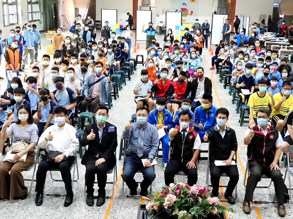 到訪官員與參賽師生合影（圖片來源：南投縣教育處）