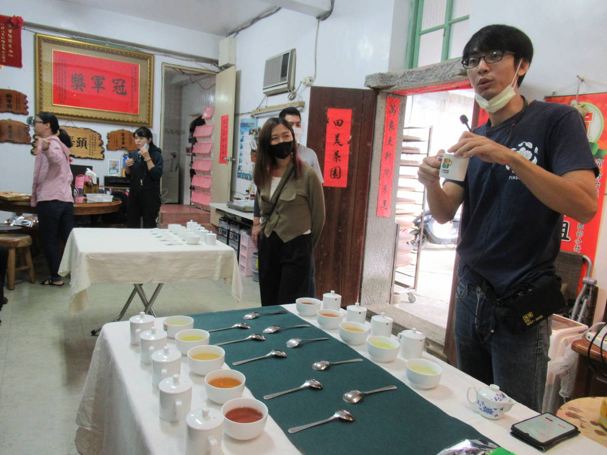 返鄉青年翁治源介紹品茶的技巧、冬茶比賽的評判過程與分類。