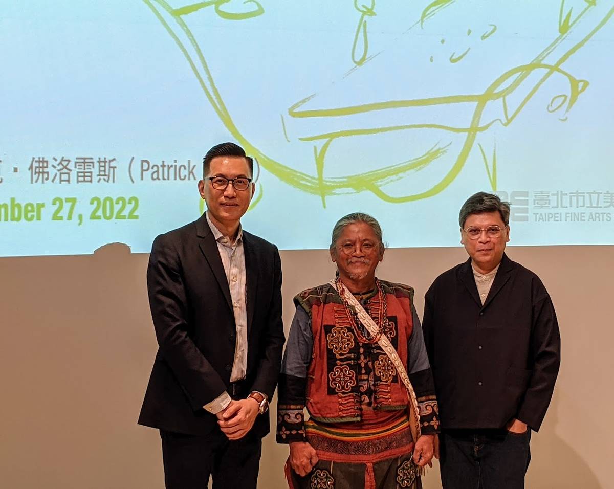 2022威尼斯雙年展代表參展藝術家撒古流(中)、策展人派崔克(右)與北美館王俊傑館長