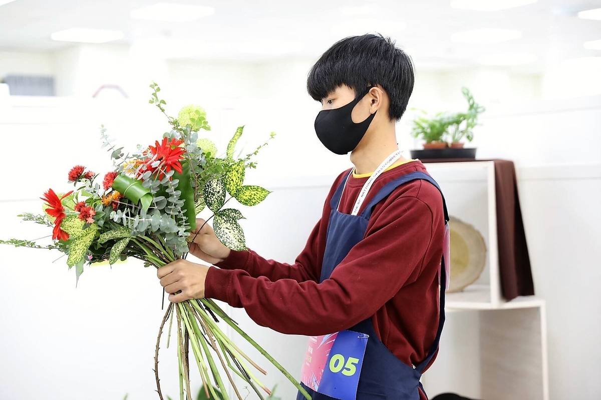 員林農工園三甲學生蔣煜倫個性害羞但對花藝很有興趣(圖片來源：員林農工提供)