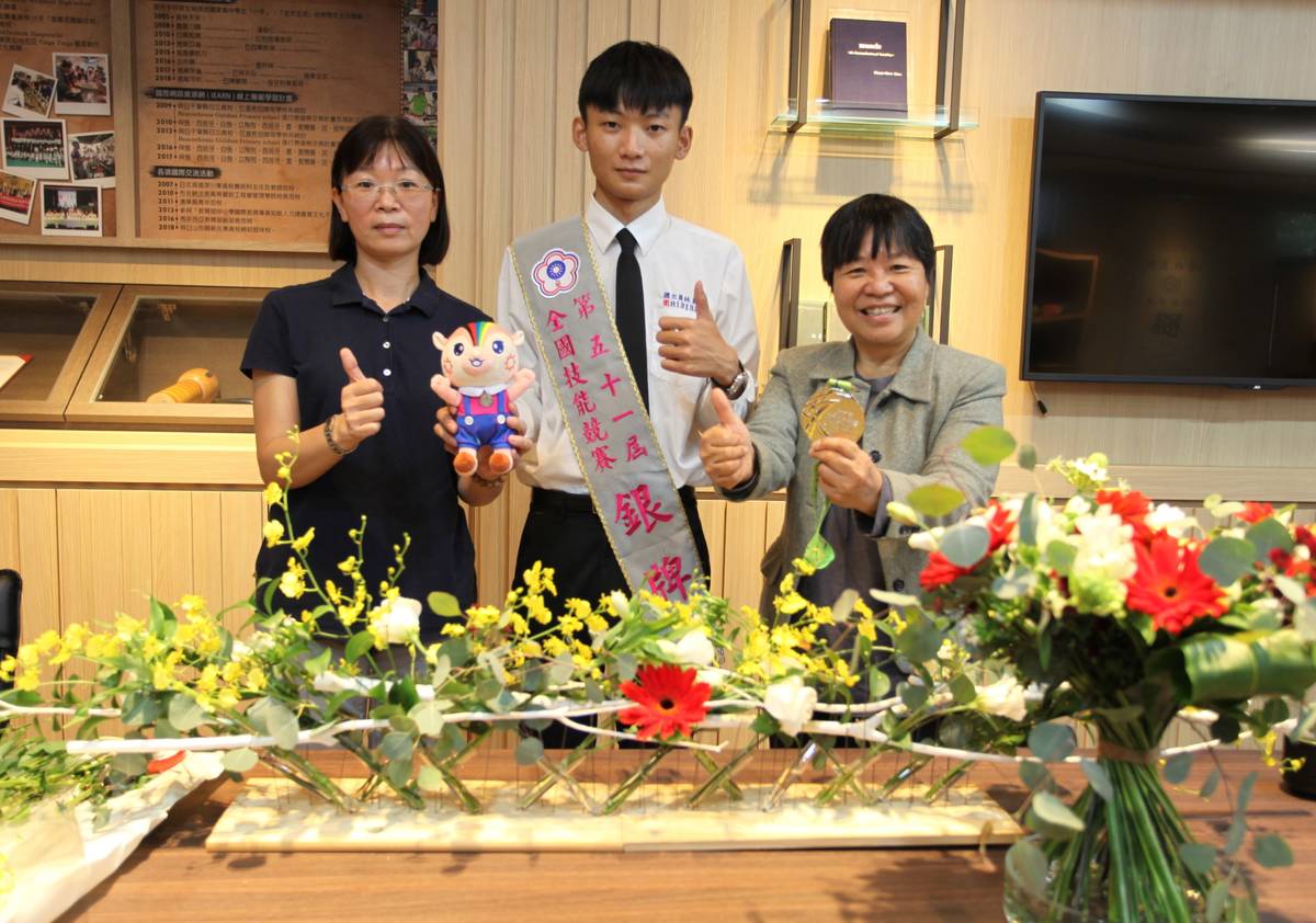 蔣煜倫以清新獨特的手法創作婚宴桌花令人驚豔(圖片來源：員林農工提供)