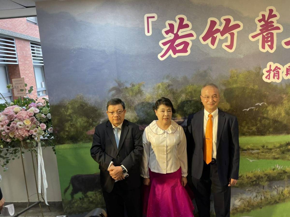 (左起)億光董事長葉寅夫, 聲樂家簡文秀, 國北教大校長陳慶和