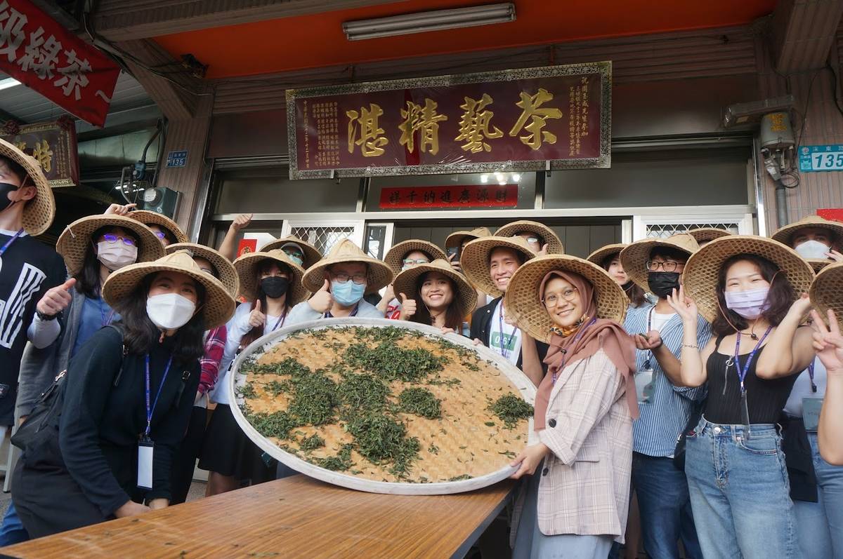 臺北大學外籍生體驗揉茶(臺北大學提供)