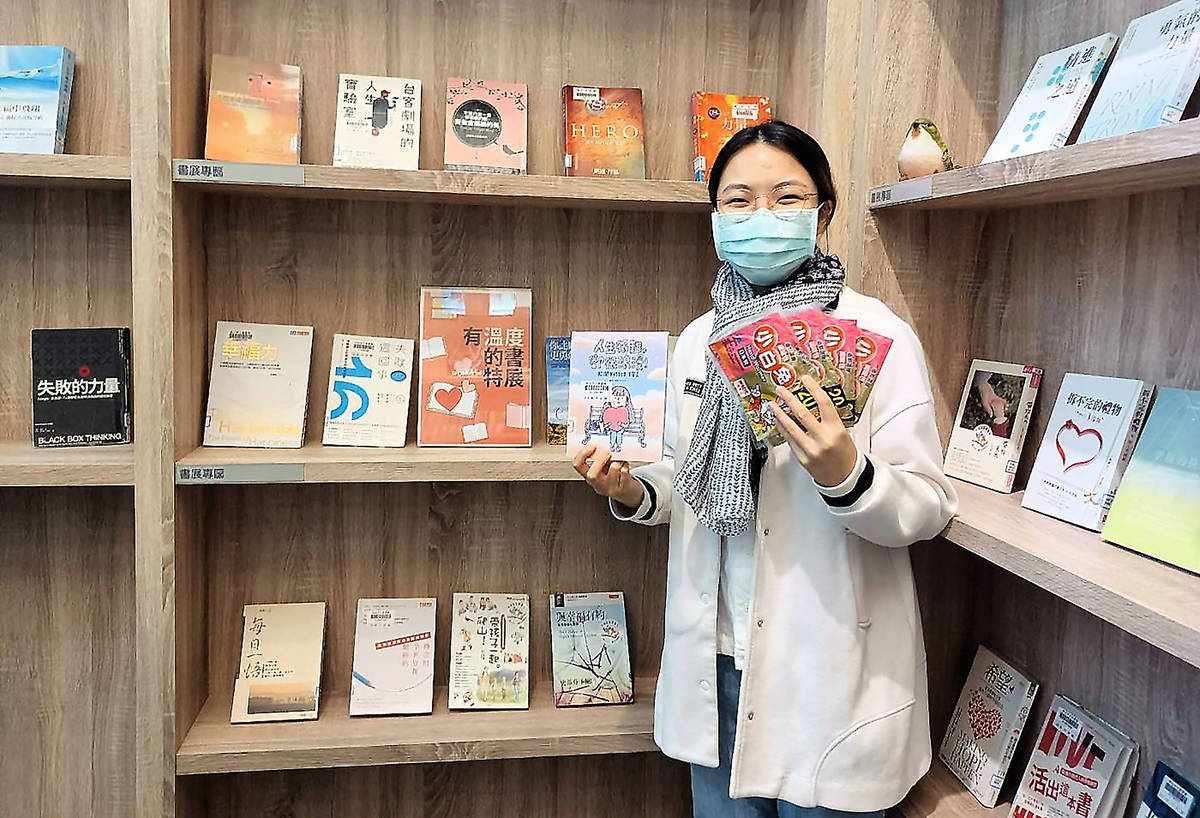 天氣冷颼颼！林口分館特別推出「有溫度的書展」，陪大家取暖，只要借書便可換暖身茶包以及暖暖包，邀大家一起看好書，暖手、暖身又暖心