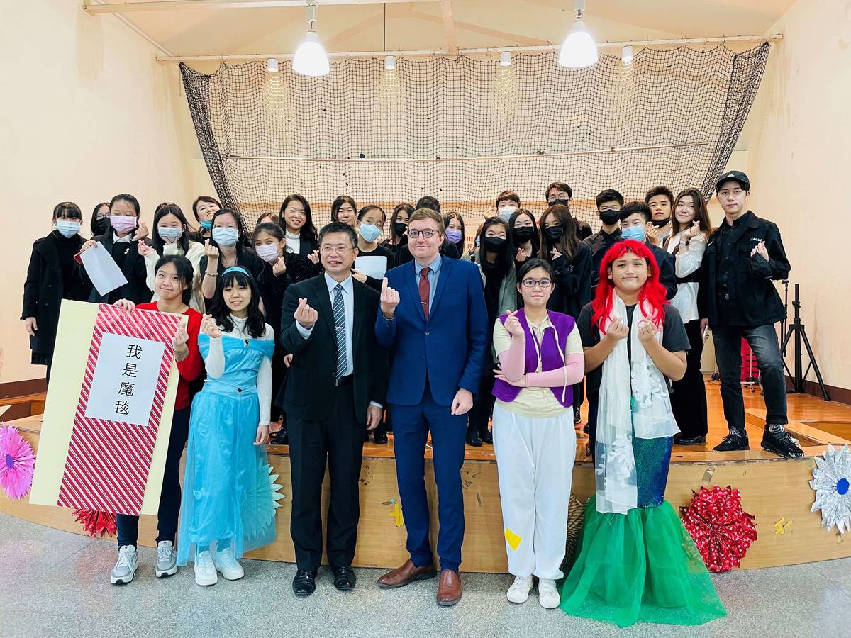 金山國小校長顏顯權（左三）和新北美國學校校長Stephen Cravak（左四）及管弦樂團團員於金山國小視聽中心合影