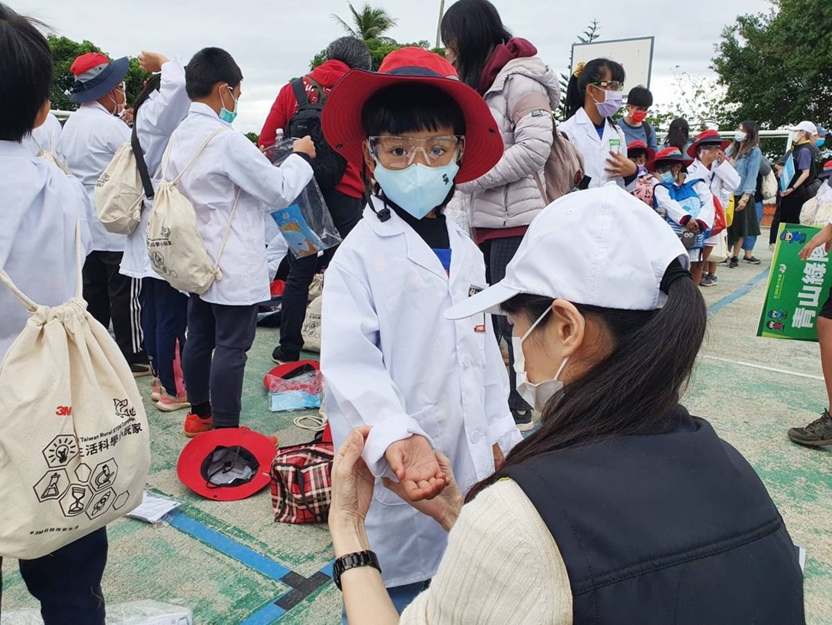 在老師及3M工作人員的協助下，小朋友們穿戴上學童專屬護目鏡及實驗衣，各個化身小小科學家。