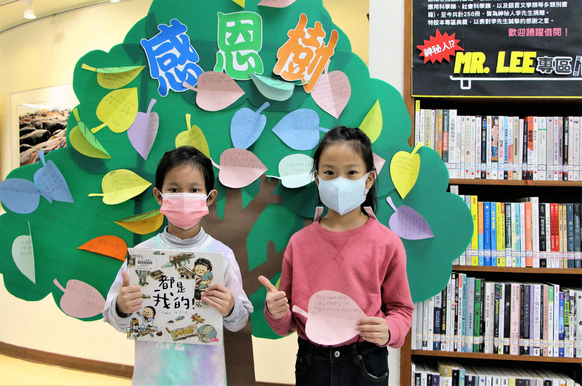 位於北海岸的萬里分館，三年來每個月都會收到「神秘Mr.Lee」寄來的「新書包裹」，裡面都是最新出版的暢銷新書，為北海岸增添溫暖的書香氣息