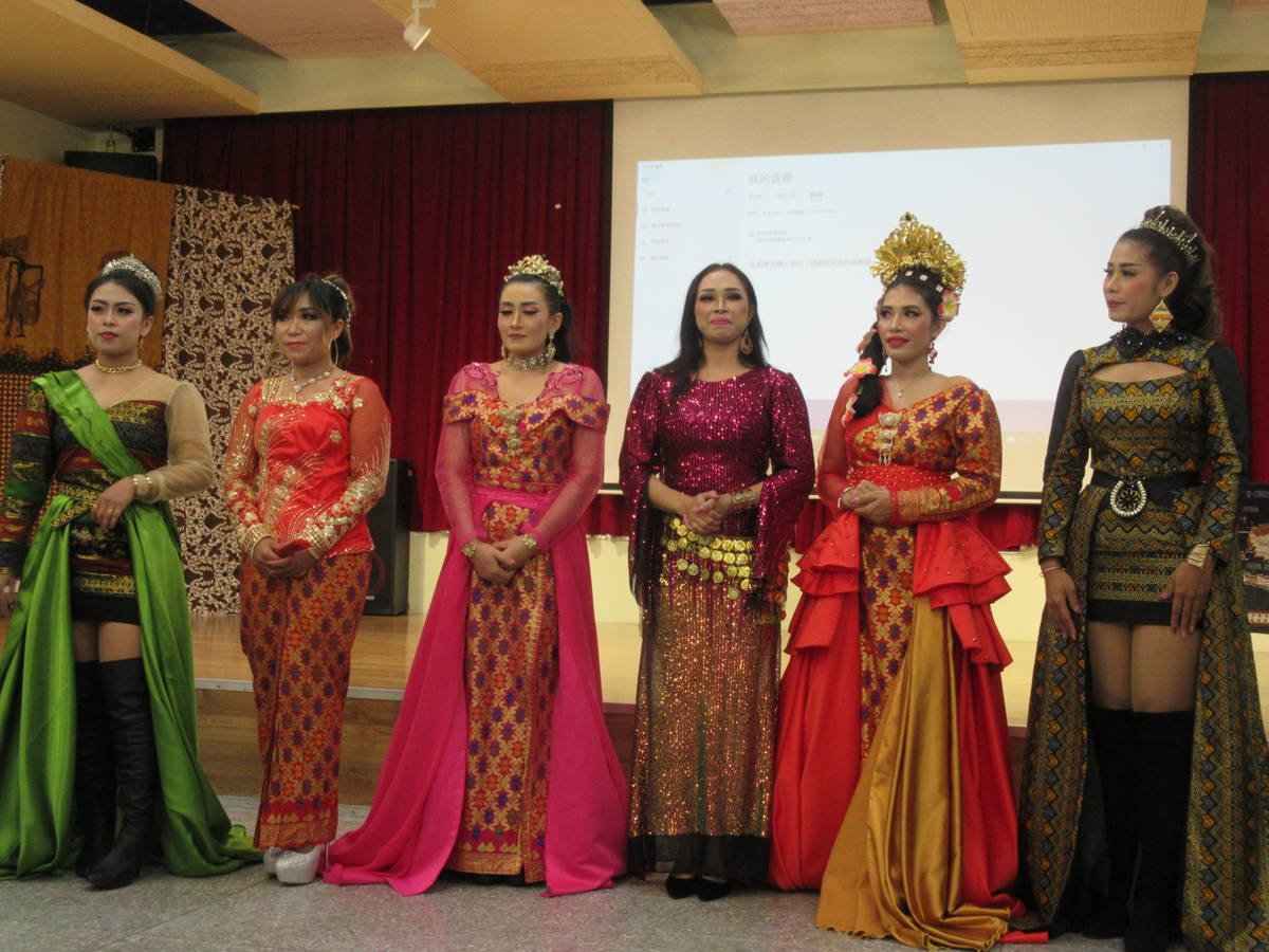 充滿特色的美麗服裝都是由來自印尼的「AYU」(右三)製作