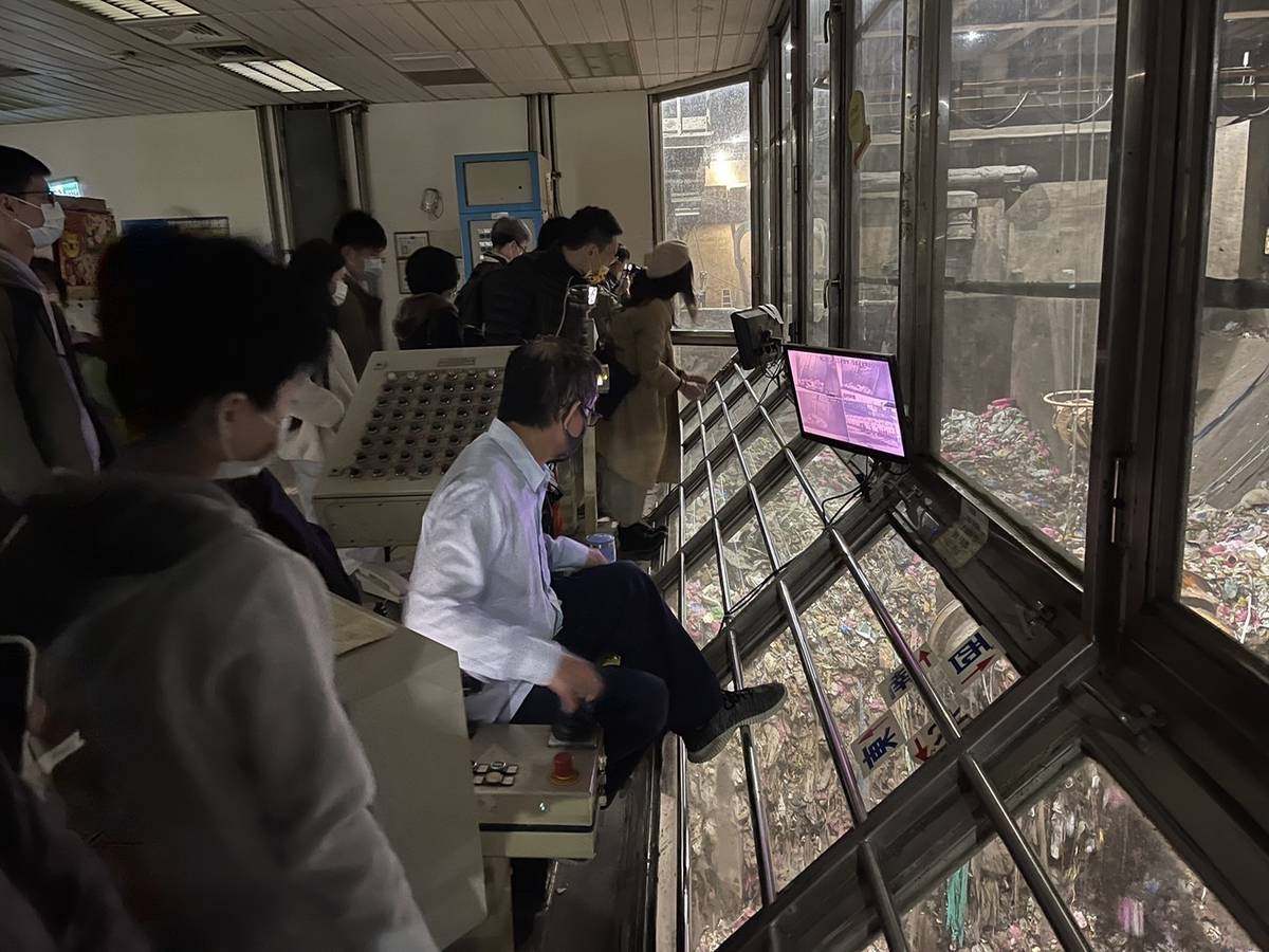 參觀者進入吊車室，近距離觀賞垃圾投放過程及空間震撼