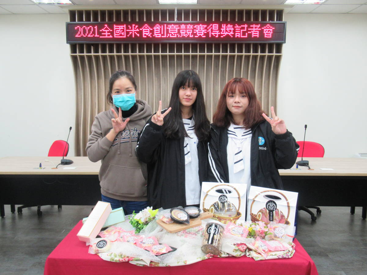 蘇澳海事烘焙實用技能班趙嘉綺(中)和林俐慧(右)同學以作品「火星撞地球」榮獲最佳創意獎，指導老師為楊淑怡(左)。