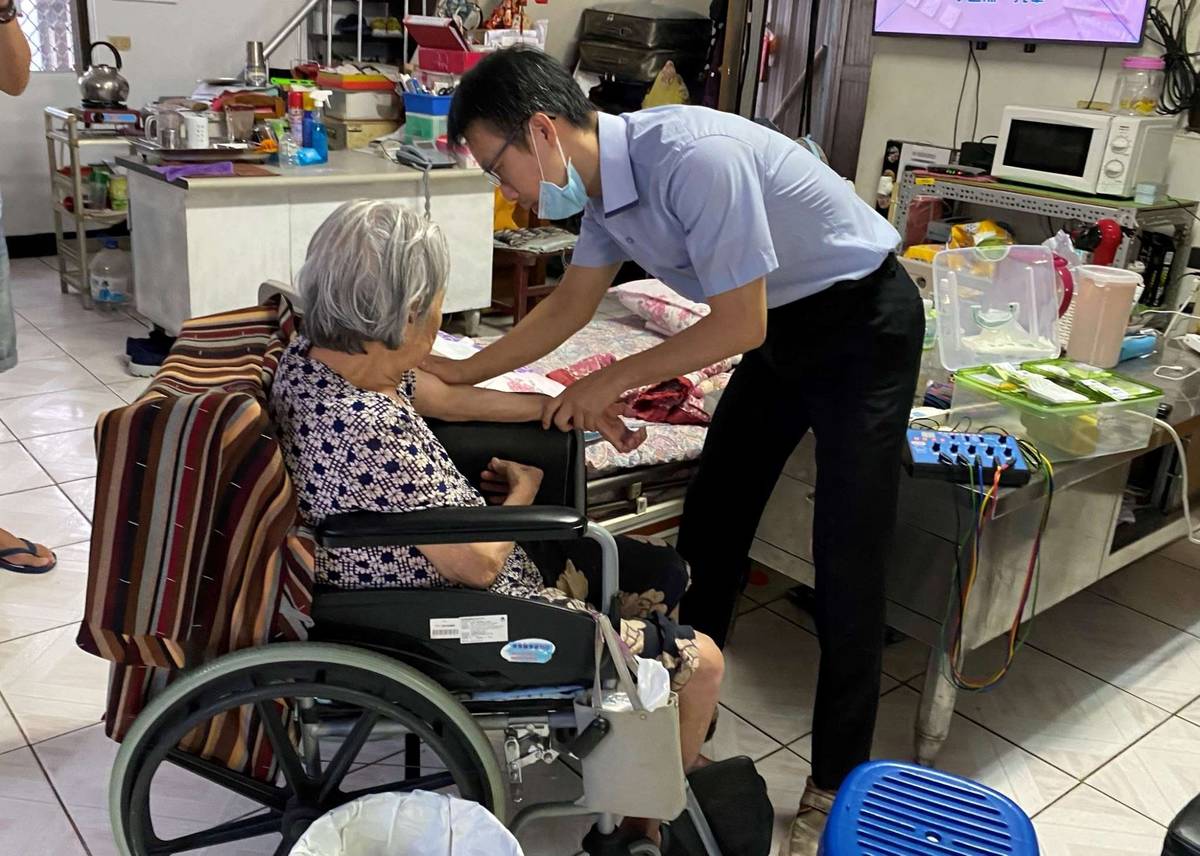 臺東基督教醫院中醫科主任黃俊傑醫師到長輩家居家醫療服務。