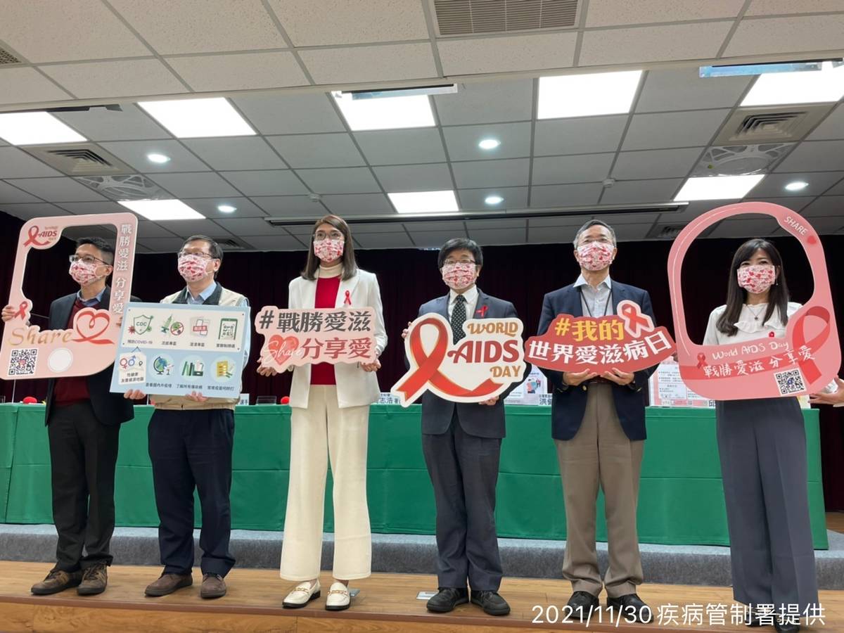 疾管署舉辦「戰勝愛滋，分享愛-世界愛滋病日」記者會，邀請與會貴賓一同合影。