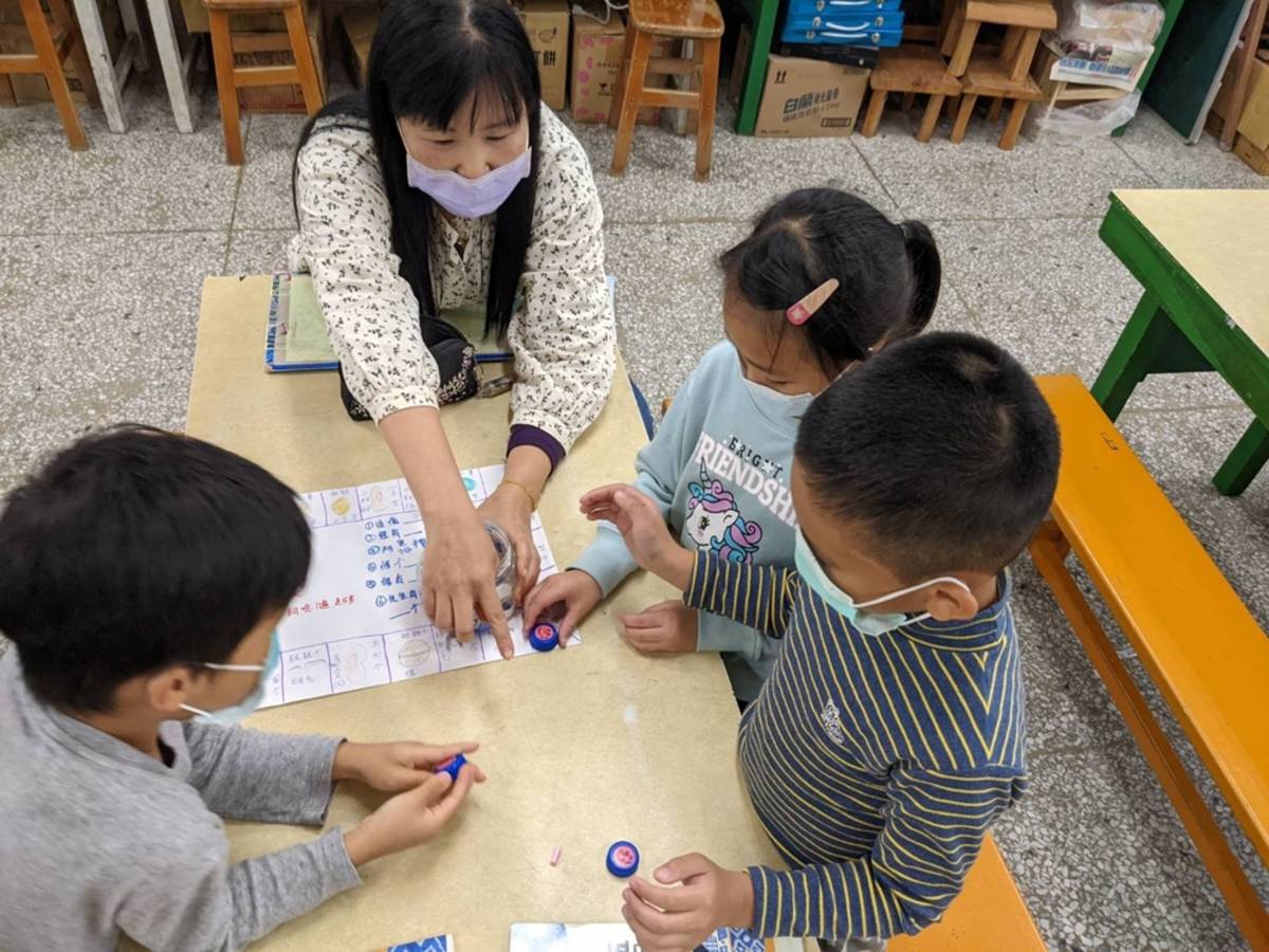 黃瑞香老師自製教具讓學童從遊戲中學客語