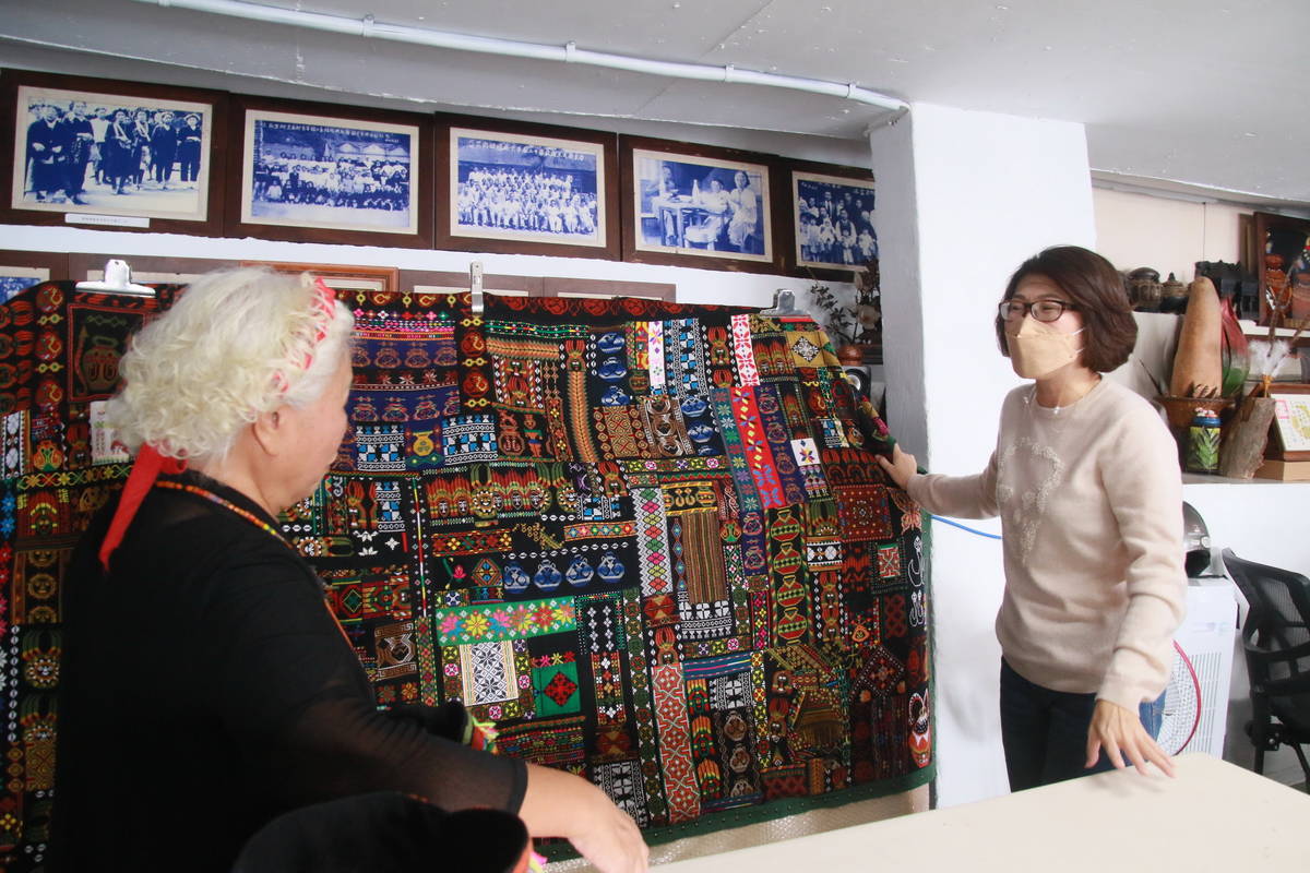 高齡78歲的陳利友妹，傳承刺繡技藝並展現排灣族豐富多元的文化，成為臺東首位人間國寶。