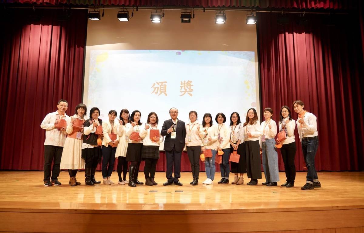 臺北市教育局曾燦金局長親臨會場，勉勵服務滿十年的專任專業輔導人員