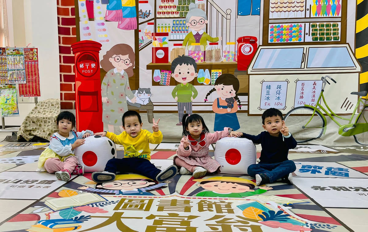 泰山分館結合閱讀與臺灣復古遊戲，帶大小朋友回味1960年代臺灣獨特的桌遊文化和歷史，感受充滿台味的兒時樂趣