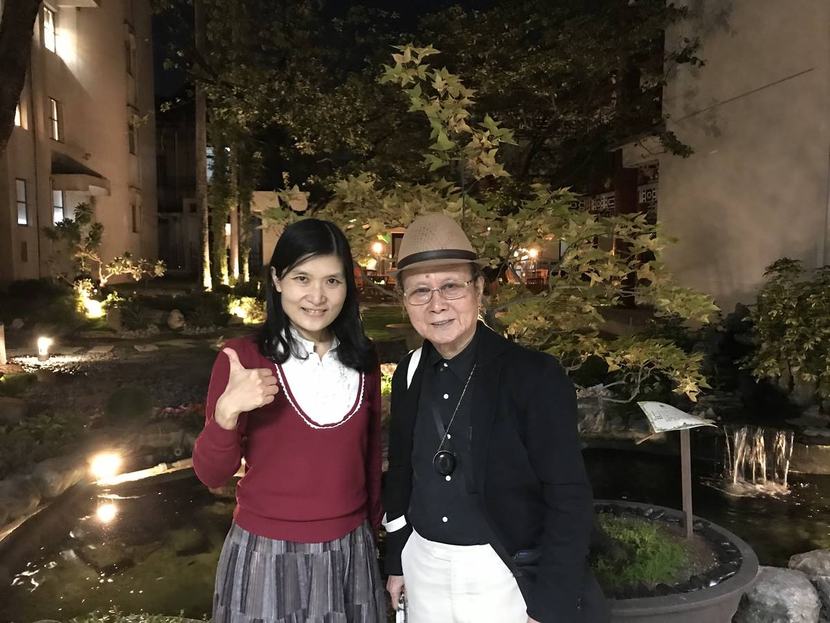 與許合和老師合影_教育電臺庭園前
