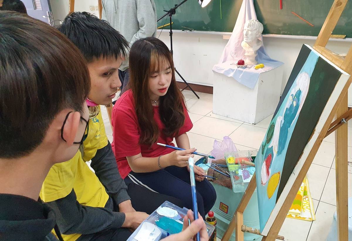 臺東女中美術班學生與牧心智能發展中心憨兒共同創作。